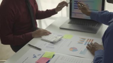 Yeni belge projeleri üzerine beyin fırtınası oturumları. İş arkadaşları birlikte çalışıyor. Başarı stratejileri planlıyorlar. Modern küçük bir ofiste takım olarak çalışmanın tadını çıkarın. takım çalışması konsepti