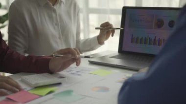 Yeni belge projeleri üzerine beyin fırtınası oturumları. İş arkadaşları birlikte çalışıyor. Başarı stratejileri planlıyorlar. Modern küçük bir ofiste takım olarak çalışmanın tadını çıkarın. takım çalışması konsepti