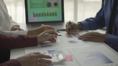 Yeni belge projeleri üzerine beyin fırtınası oturumları. İş arkadaşları birlikte çalışıyor. Başarı stratejileri planlıyorlar. Modern küçük bir ofiste takım olarak çalışmanın tadını çıkarın. takım çalışması konsepti