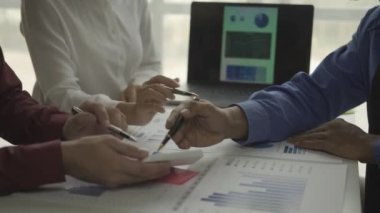 İşadamları şirketteki yeni projelerini yıl boyunca özetlediler. Genç girişimciler iş stratejilerini analiz etmek ve planlamak için beyin fırtınası yaptılar..