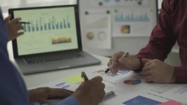 Yeni belge projeleri üzerine beyin fırtınası oturumları. İş arkadaşları birlikte çalışıyor. Başarı stratejileri planlıyorlar. Modern küçük bir ofiste takım olarak çalışmanın tadını çıkarın. takım çalışması konsepti