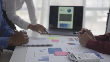 İşadamları şirketteki yeni projelerini yıl boyunca özetlediler. Genç girişimciler iş stratejilerini analiz etmek ve planlamak için beyin fırtınası yaptılar..