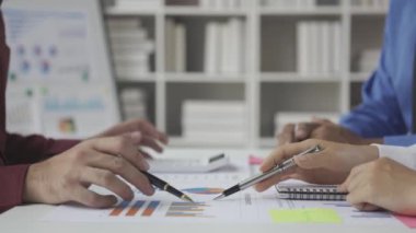 Yeni belge projeleri üzerine beyin fırtınası oturumları. İş arkadaşları birlikte çalışıyor. Başarı stratejileri planlıyorlar. Modern küçük bir ofiste takım olarak çalışmanın tadını çıkarın. takım çalışması konsepti