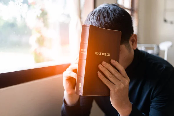 Homem Está Segurando Uma Bíblia Mesa Com Iluminação Atmosférica Janela — Fotografia de Stock
