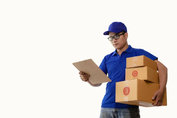 年轻的亚洲送货员拿着纸盒 头戴蓝色帽子的送货员站在白色背景下的信箱里 — 图库照片