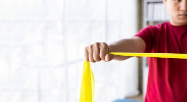 Erkek kayropraktik uzmanı, fizyoterapist ya da ortopedist omurga eğriliği ya da kol ve bacak ağrısı çeken bir hastayı muayene ediyor. Tedavi konsepti. Hasta rehabilitasyon fizyoterapi hastanesinde.