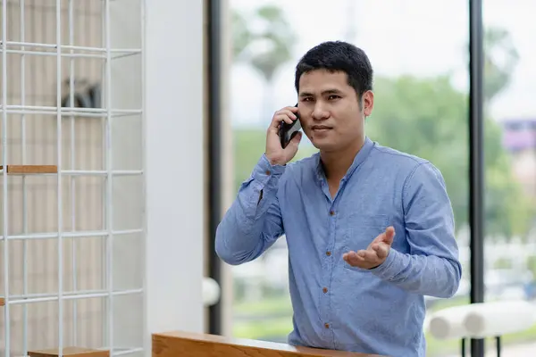 Succesvolle Aziatische Zakenman Directeur Manager Man Met Behulp Van Telefoon — Stockfoto