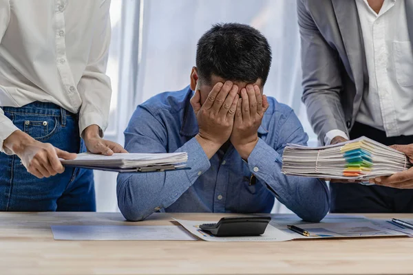 Asiático Empregado Masculino Está Estressado Com Papelada Segurando Cabeça Com — Fotografia de Stock