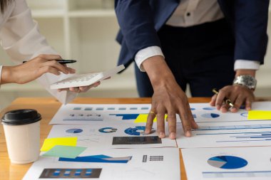 Asyalı iş adamları konferans odası yatırım danışmanı finans ve muhasebe konseptinde mali raporun durumunu analiz etmek ve tartışmak için dizüstü bilgisayar ve grafik belgeleriyle bir araya geldiler.