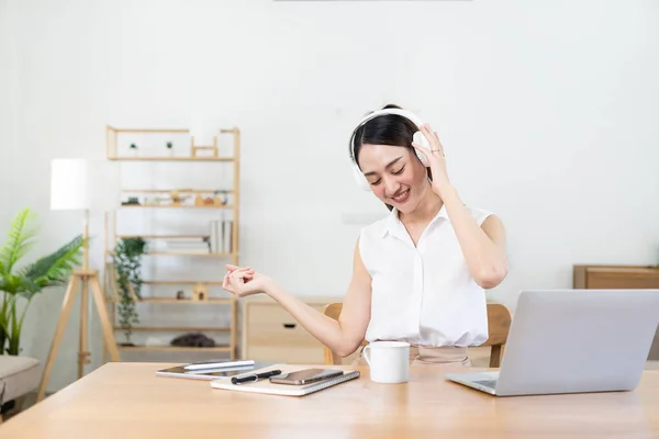 Menina Asiática Bonita Fones Ouvido Ouvir Música Feliz Seu Laptop — Fotografia de Stock