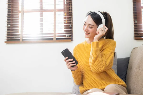 Happy Asian Woman Wearing Headphones Sitting Sofa Écouter Musique Dans — Photo