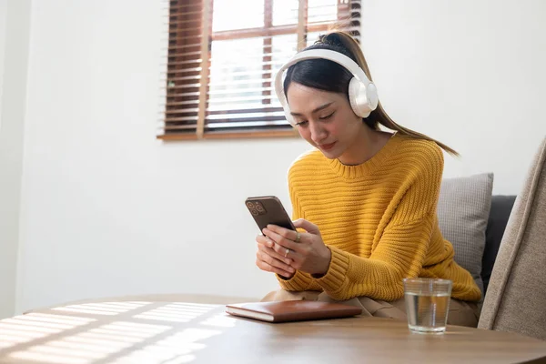 Happy Asian Woman Wearing Headphones Sitting Sofa Écouter Musique Dans — Photo