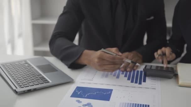 Analist Financiar Care Analizează Raportul Finanțelor Afaceri Hârtie Grafic Timpul — Videoclip de stoc