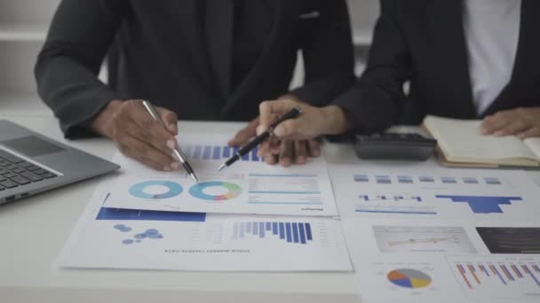 Analityk Finansowy Analizujący Raport Finansowy Biznesu Papierze Graficznym Podczas Dyskusji — Wideo stockowe
