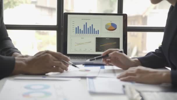 Financieel Analist Analyseren Business Finance Rapport Grafiekpapier Tijdens Discussie Bedrijfsbijeenkomst — Stockvideo