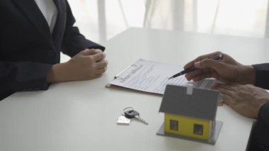 Emlak komisyoncuları müşterilerine sigorta sözleşmelerini imzalama kararı konusunda tavsiyede bulunurlar. Ofis tokalaşması ile bir ev alıp satma teklifi
