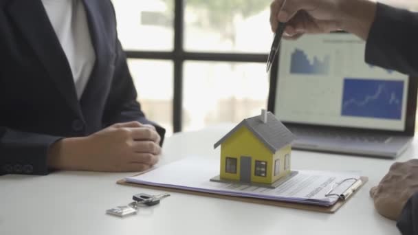 房地产经纪人出席并就签署保险合同的决定向客户提供咨询 买房买房买房买房买房 — 图库视频影像