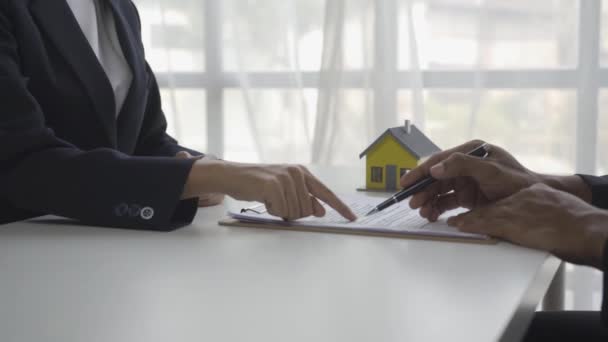 房地产经纪人出席并就签署保险合同的决定向客户提供咨询 买房买房买房买房买房 — 图库视频影像