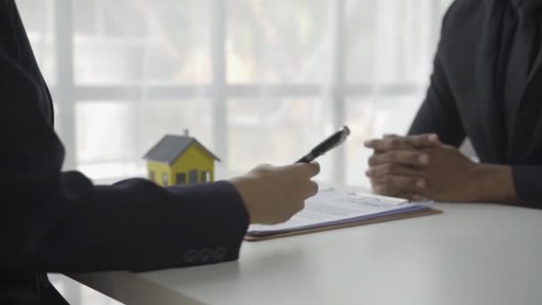 Los Agentes Inmobiliarios Presentan Asesoran Los Clientes Sobre Decisión Firmar — Vídeo de stock