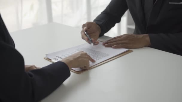 两名亚洲商人签署了协议书 并在办公室 商业概念 金融业务签署了协议书和握手 — 图库视频影像