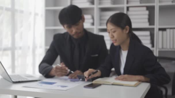 Två Asiatiska Manliga Och Kvinnliga Affärspartners Träffas Ljusa Kontor Ung — Stockvideo