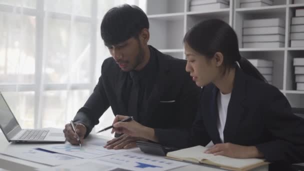 Dva Asijské Mužské Ženské Obchodní Partneři Setkání Jasné Kanceláři Mladý — Stock video