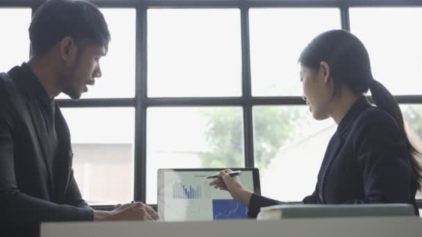 Två Asiatiska Manliga Och Kvinnliga Affärspartners Träffas Ljusa Kontor Ung — Stockvideo
