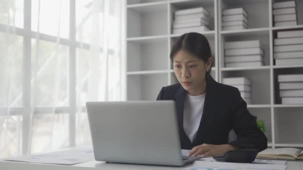 亚洲女会计师坐在办公桌前 用计算器检查公用事业费 计算每月开支 管理从事文书工作的家庭预算会计 — 图库视频影像
