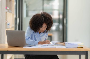 Çekici genç Afrikalı Amerikalı iş kadını, borsa simsarı ve online komisyonculuk için araştırma çözümü. Şirket bankacılığı finansmanı