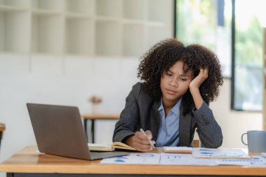 Çekici genç Afrikalı Amerikalı iş kadını, borsa simsarı ve online komisyonculuk için araştırma çözümü. Şirket bankacılığı finansmanı
