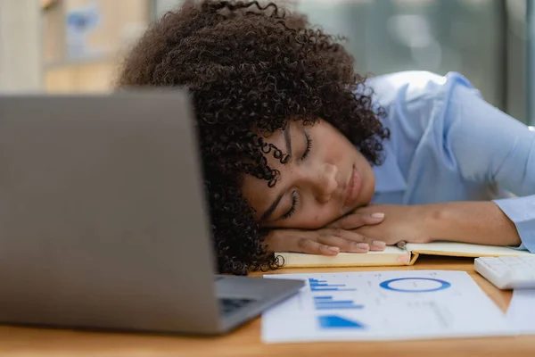 若いアフリカ系アメリカ人の女性がノートパソコンの前の机で寝ていた 仕事の概念 — ストック写真