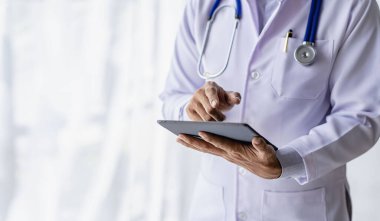 Klinik ofisi, kopyalama alanı. Portre. Kendine güvenen erkek doktor ve hastanede profesyonel tıp. Laboratuvar önlüklerinde tıbbi personel ya da klinikteki uzmanların kararlılığı