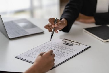 İş başvurularını incelemek için özgeçmişleri işverenlere gönder. Konsept, şirketin iş pozisyonları üzerinde anlaşma becerisini ortaya koyuyor. İş görüşmesi sırasında yönetici okuma özgeçmişi ve iş adamı başvuru formu doldurma konsepti