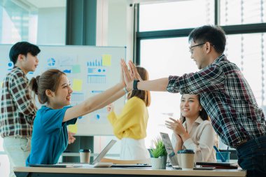 Beyin fırtınası oturumları ürün tanıtımları, planlama, stratejiler, yeni iş geliştirme planlarını tartışıyor. Asyalı yaratıcı başlangıç projeleriyle çalışmak