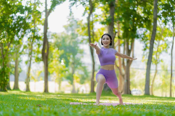Młoda Azjatka Uprawia Jogę Ogrodzie Dla Ćwiczeń Dobrego Zdrowia Parku — Zdjęcie stockowe