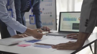 Çok kültürlü iş adamları proje planlarını ve mali sonuçları ofiste tartışırlar, kadın yönetici, lider, danışman çeşitli yönetim ekipleriyle konferans odasında tartışırlar