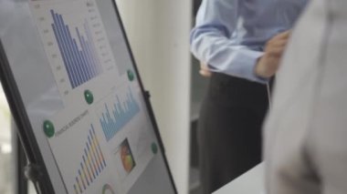 Çok kültürlü iş adamları proje planlarını ve mali sonuçları ofiste tartışırlar, kadın yönetici, lider, danışman çeşitli yönetim ekipleriyle konferans odasında tartışırlar