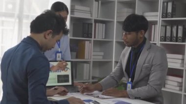 Muhasebe, Asya İş Danışmanlarının konferans odasındaki mali raporları analiz etmek ve tartışmak için bir araya geldiğini düşünüyor. finansal yatırım danışmanı