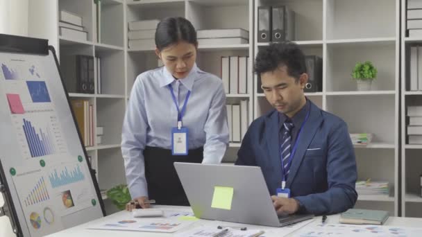 Muhasebe Asya Danışmanlarının Konferans Odasındaki Mali Raporları Analiz Etmek Tartışmak — Stok video