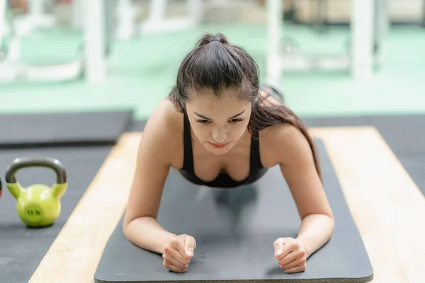 健康的なライフスタイルを重視した板運動やウェルネストレーニングを行う女性のフィットネス ワークアウト — ストック写真