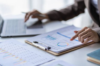 Muhasebeci elinde kalem tutuyor ve ofis vergisi, muhasebe, istatistik ve analitik araştırma konsepti, iş finansmanı gibi ahşap masa üzerinde şirket vergisi yapıyor.
