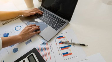 Muhasebeci elinde kalem tutuyor ve ofis vergisi, muhasebe, istatistik ve analitik araştırma konsepti, iş finansmanı gibi ahşap masa üzerinde şirket vergisi yapıyor.