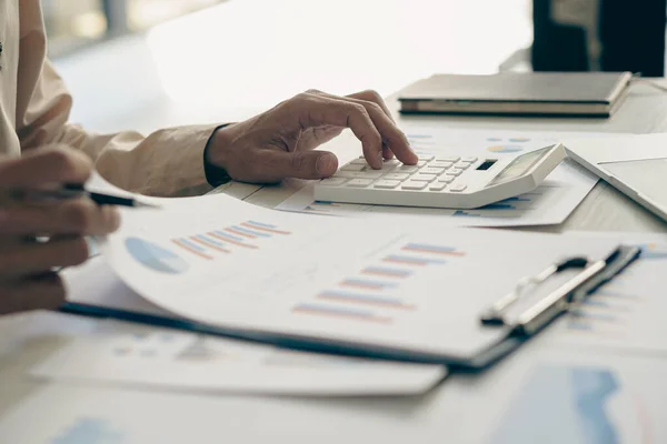 会計ペンを保持し オフィス税 統計分析研究の概念で木製のテーブル上の会社税を行う計算機を使用して ビジネスファイナンス — ストック写真