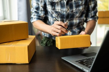 Küçük işletme girişimcileri, müşterilerden nakliye adreslerini not alın, çevrimiçi mağazalarda siparişleri yönetin, İnternet üzerinden satış yapın, KOBİ 'ler, e-ticaret girişimleri.