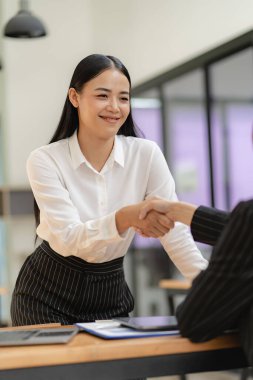 İş kadını. Memnuniyetle görüşme ve tokalaşma. Ofis gülümsemeleri, tokalaşma, ortaklık ve asyalı liderlerin işe alım başarısı..