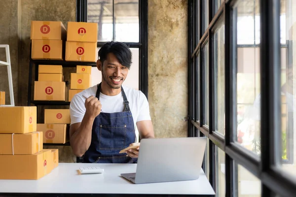 Asijské Muž Přičemž Objednávky Zákazníků Line Notebookem Line Podnikání Commerce — Stock fotografie