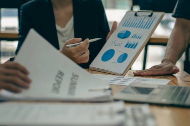 Şirketin mali büyüme ve strateji toplantısı, mali bölüm başarısı ve işbirliği konseptini kutlamak üzere dizüstü bilgisayarda çalışan meslektaşlarını heyecanlandırdı