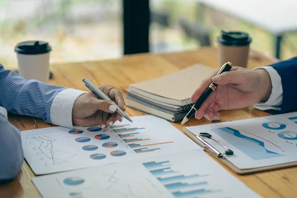 Şirketin mali büyüme ve strateji toplantısı, mali bölüm başarısı ve işbirliği konseptini kutlamak üzere dizüstü bilgisayarda çalışan meslektaşlarını heyecanlandırdı