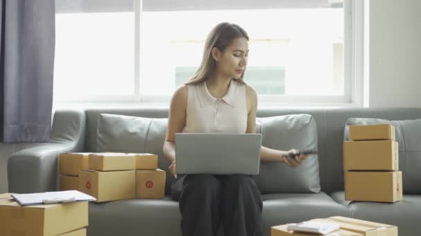 Ženský Podnikatel Pracující Domácí Kanceláři Chytrým Telefonem Notebookem Tabletem Palubou — Stock video