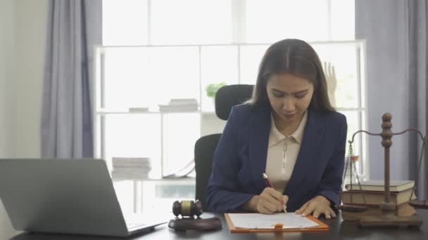 Advogada Trabalhando Com Martelos Balanças Deusa Injustiça Com Conceito Laptops — Vídeo de Stock